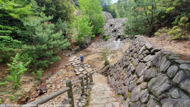 bachdurchquerung im verlauf des misen climbing path - daishoin course auf der insel miyajima
