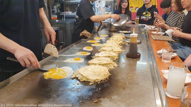 zufuegen weiterer zutaten im verlauf der zubereitung unseres nachtessens im restaurant okonomimura in hiroshima