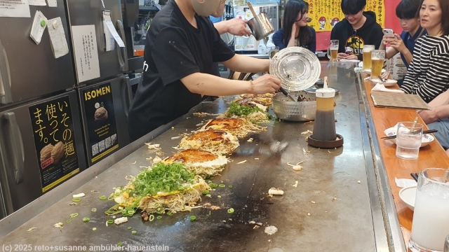 zufuegen weiterer zutaten im verlauf der zubereitung unseres nachtessens im restaurant okonomimura in hiroshima
