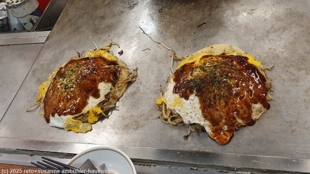 fertiges nachtessen im restaurant okonomimura in hiroshima