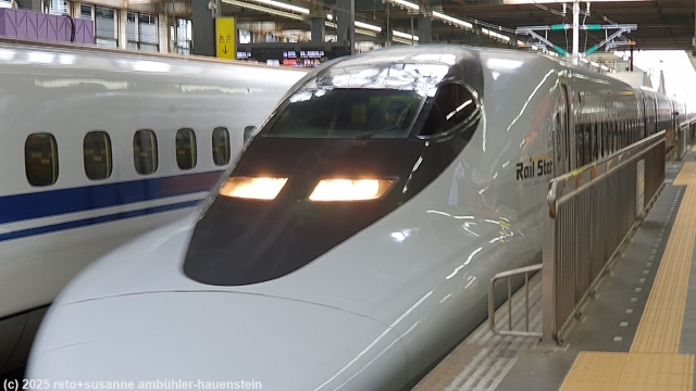 shinkansen im bahnhof hiroshima