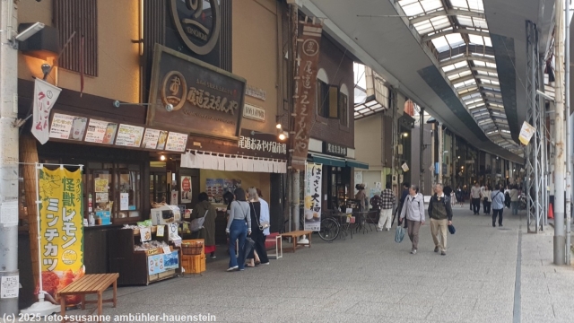 gedeckte einkaufsstrasse in onomichi