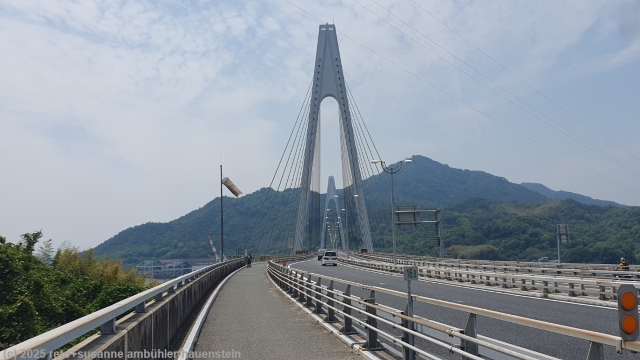 radweg auf der ikuchi bruecke zwischen den inseln innoshima und ikuchijima im verlauf des setouchi shimanami kaido