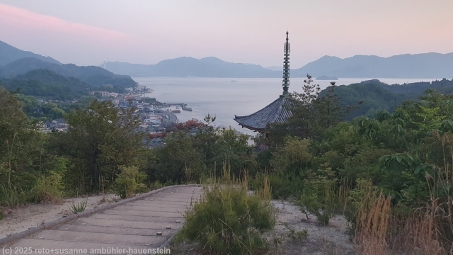 aussicht vom huegel hinter dem kojoji tempel auf den setodasuido auf der insel ikuchijima