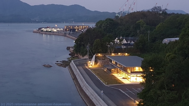 blick von der bruecke ueber den setodasuido auf das hotel bonapool auf der insel ikuchijima