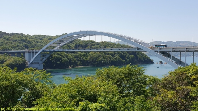 omishima bruecke zwischen den inseln omishima und hakatajima im verlauf des setouchi shimanami kaido