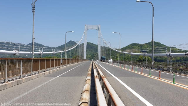 radweg und fahrbahn auf der hakata oshima-ohashi bruecke zwischen den inseln hakatajima und oshima im verlauf des setouchi shimanami kaido