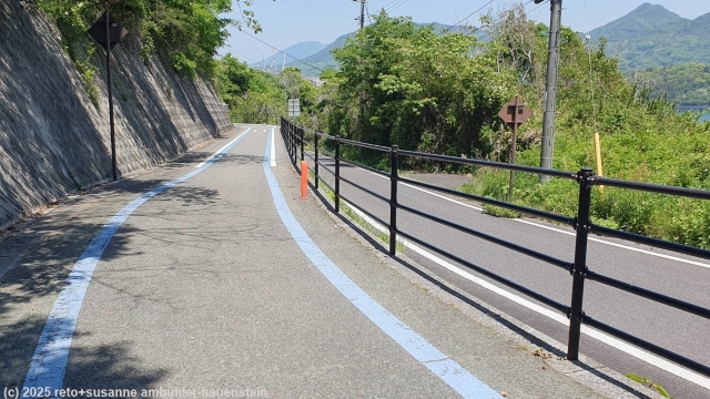 rampe am suedlichen ende der hakata oshima-ohashi bruecke zwischen den inseln hakatajima und oshima im verlauf des setouchi shimanami kaido