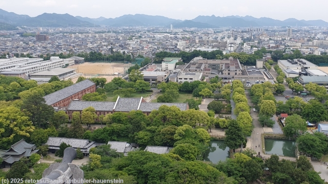 ausblick vom turm des schloss auf die stadt himeji