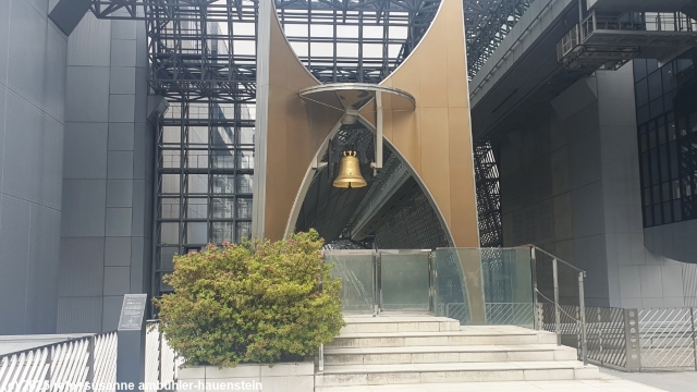 hochzeitsglocke im bahnhof kyoto