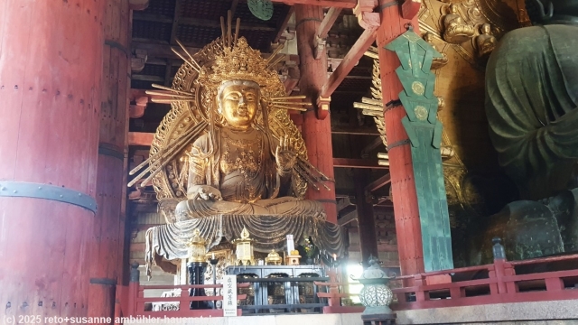 nebenfigur im daibutsuden beim todaiji tempel in nara