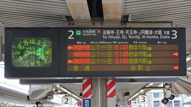 abfahrtsanzeige im bahnhof nara