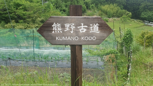 wegweiser entlang des kumano kodo in der naehe der bushaltestelle hosshinmon-oji