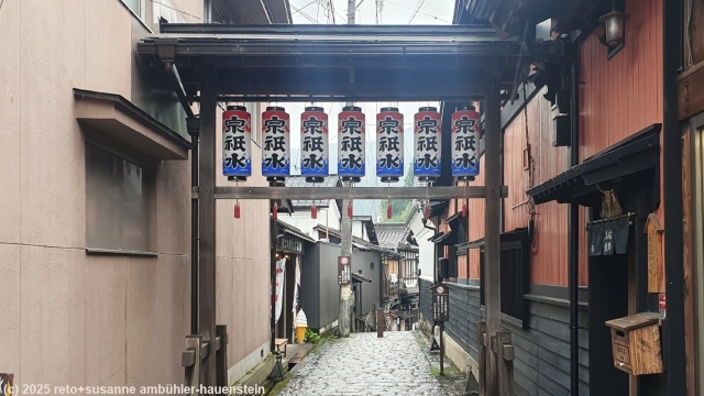 schmale gasse in gujo hachiman