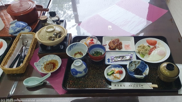 reichhaltiges japanisches fruehstueck im miharaya ryokan