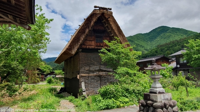 gebaeude im ogimachi village bei shirakawa-go