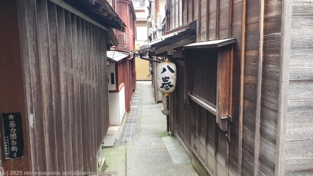 schmale gasse im kazue-machi chaya distrikt in kanazawa