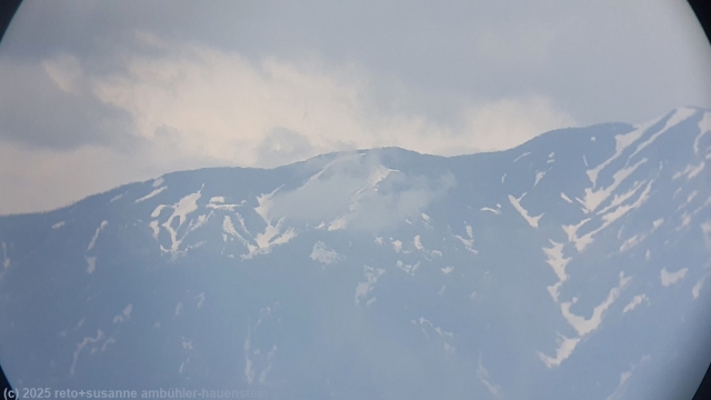 blick auf die berge durch das fernrohr im toyama port observatory