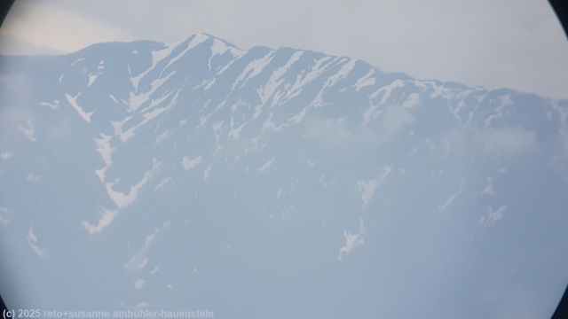 blick auf die berge durch das fernrohr im toyama port observatory