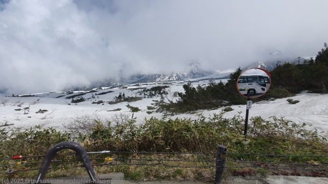 fahrt mit dem highland bus ueber die kurvenreiche bergstrasse von bijodaira nach murodo im verlauf der alpine route