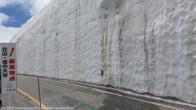 schneemauer entlang der strasse bei murodo im verlauf der alpine route