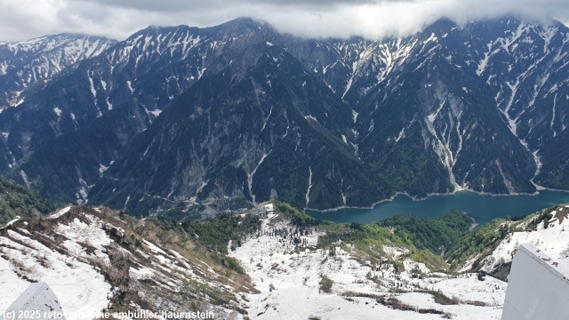blick von der bergstation daikanbo entlang der alpine route auf das ushiro-tateyama gebirge