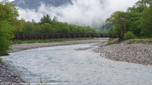myojin bruecke ueber den azusa river bei kamikochi