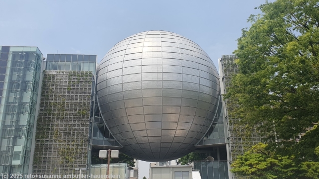 kugel zwischen zwei gebaeuden des nagoya city science museum