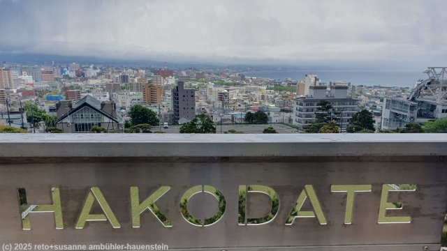 ausblick auf die stadt von einer aussichtsplattform am fuss des mount hakodate