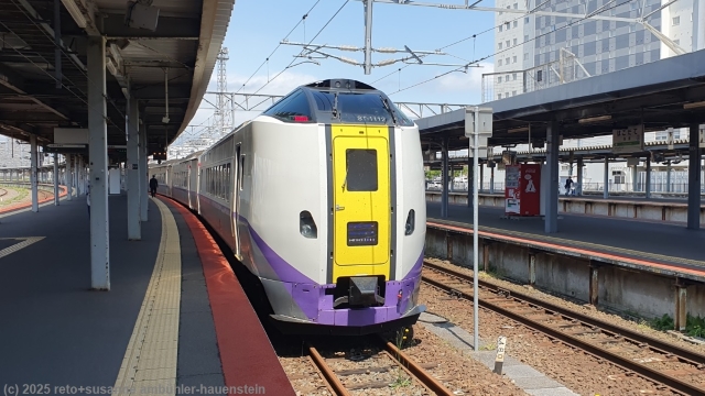 limited express nach sapporo im bahnhof hakodate