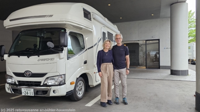 susanne und reto neben dem mietcamper vor dem hotel in sapporo