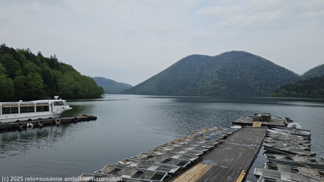 boote auf dem lake shikaribetsu