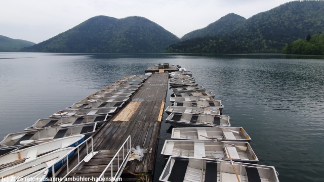 boote auf dem lake shikaribetsu