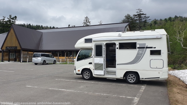 unser camper auf dem parkplatz des asahidake visitor center des nationalpark daisetsuzan