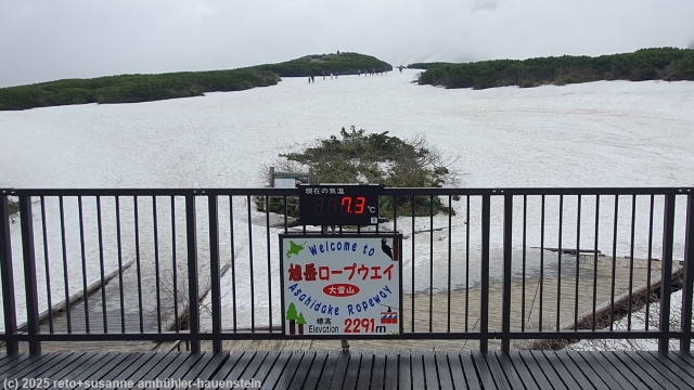 temperaturanzeige auf der terrasse der bergstation sugatami