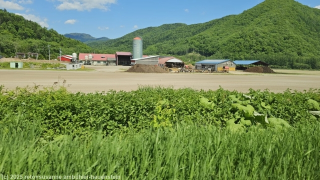 landwirtschaftlicher betrieb entlang der national highway route 39 im tal des muka river