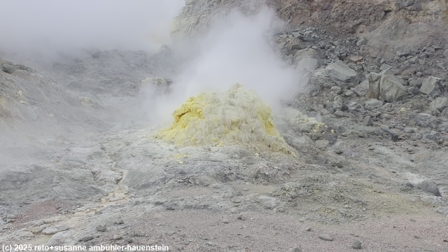 fumarolen nahe des mount io rest house im akan-mashu nationalpark