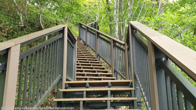 treppe im verlauf des wakoto nature trail im akan-mashu nationalpark