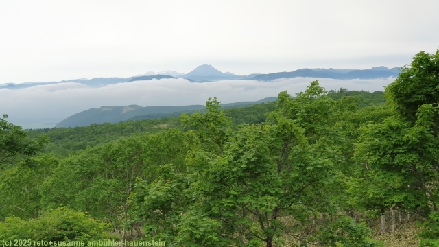 das tal mit dem lake kussharo liegt unter einer nebeldecke