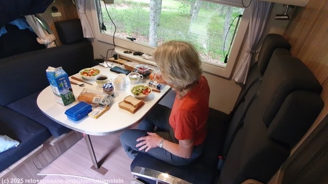 fruehstueck im camper auf dem campingplatz mashu in teshikaga