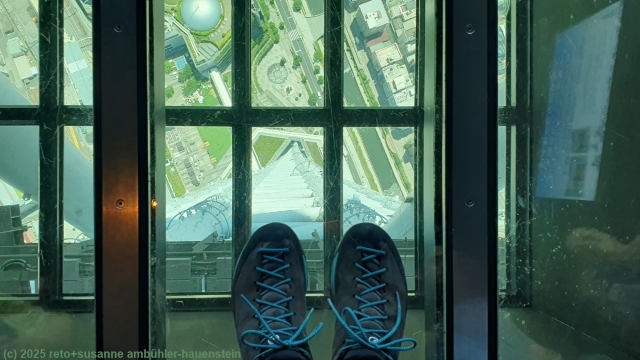 blick durch den glasboden im tokyo skytree