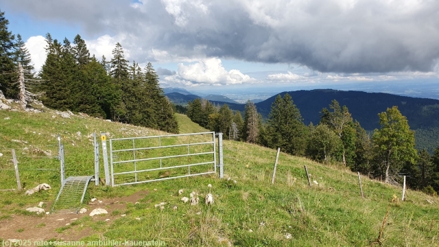 blick zurueck waehrend dem aufstieg zum chasseral