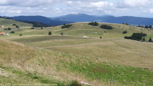blick vom gipfel des mont racine zurueck richtung chasseral
