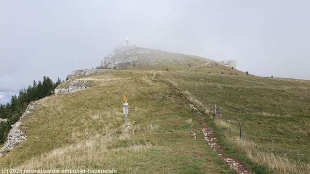 blick zurueck auf den gipfel des le chasseron