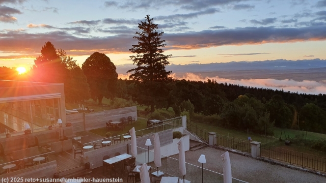 sonnenaufgang ueber der terrasse des grand hotel des rasses