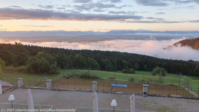 blick von der terrasse des grand hotel des rasses auf das nebelmeer ueber dem suedlichen mittelland