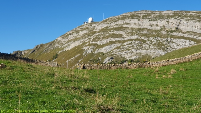 blick auf den la dole waehrend dem aufstieg richtung chalet des apprentis